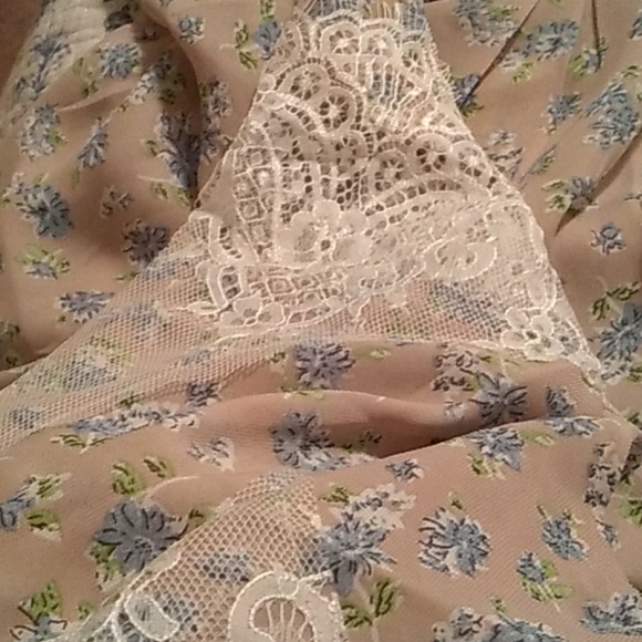 💕💥Like New Suzanne Betro Lightweight Bell Sleeve Blouse - Picture 2 of 5